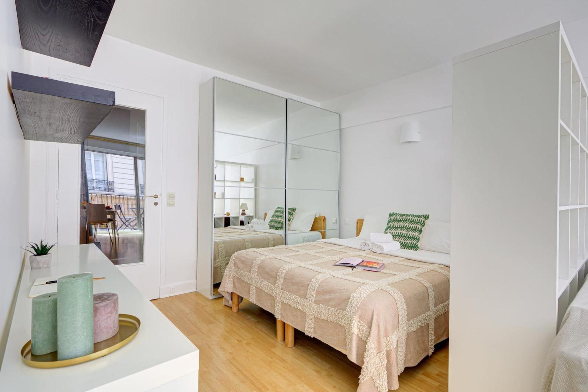 St Germain & Le Bon Marche With Balcony - Cityapartmentstay パリ エクステリア 写真