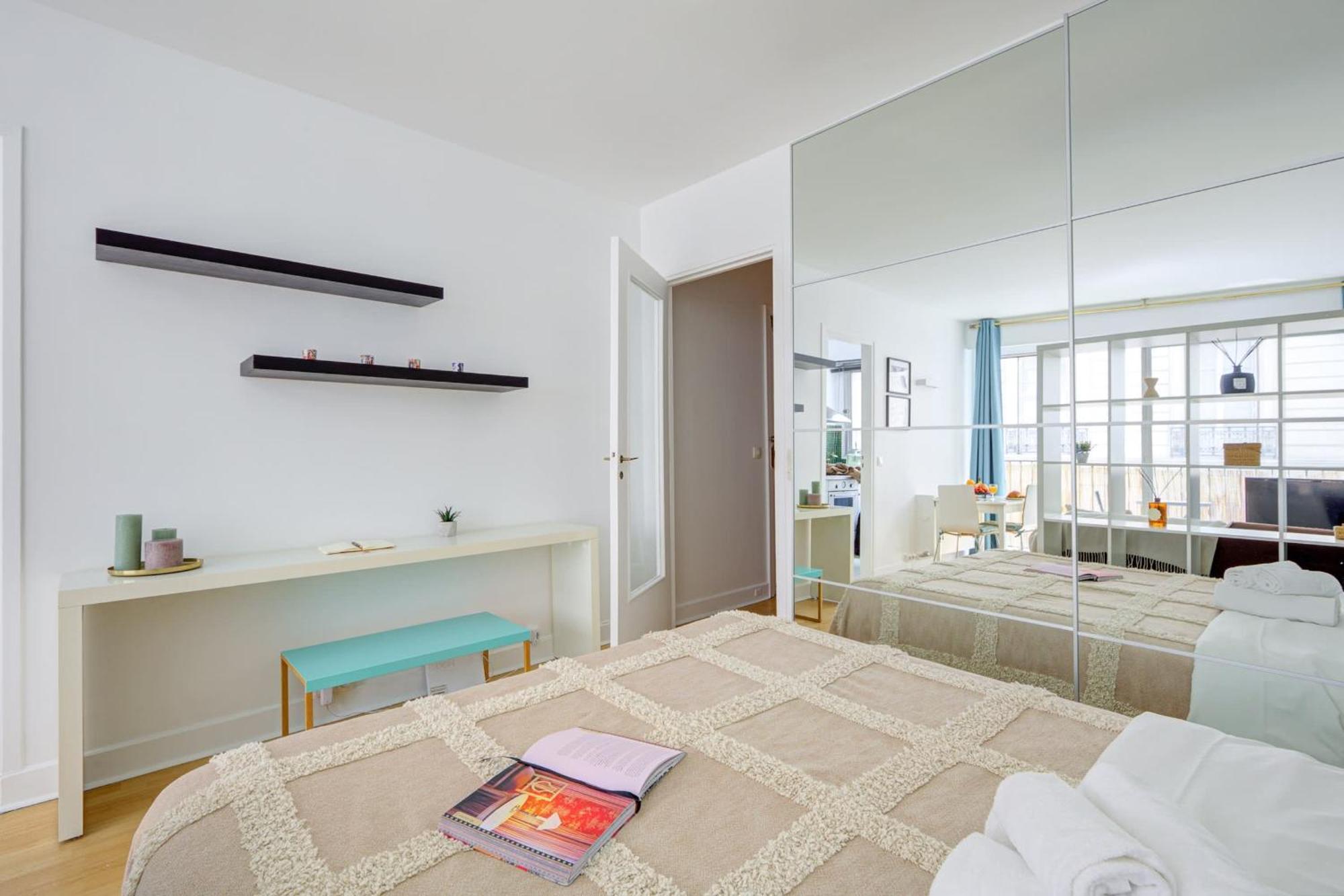 St Germain & Le Bon Marche With Balcony - Cityapartmentstay パリ エクステリア 写真